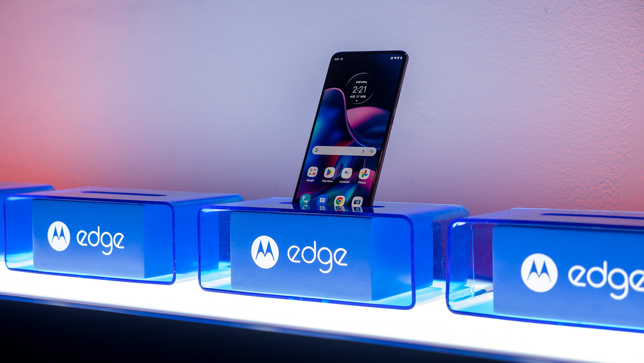 The OLED display of the Motorola Edge (2022)