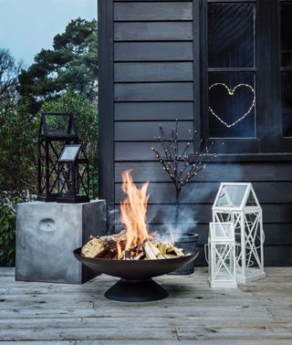 Fire pit ideas: cast iron on country style decking