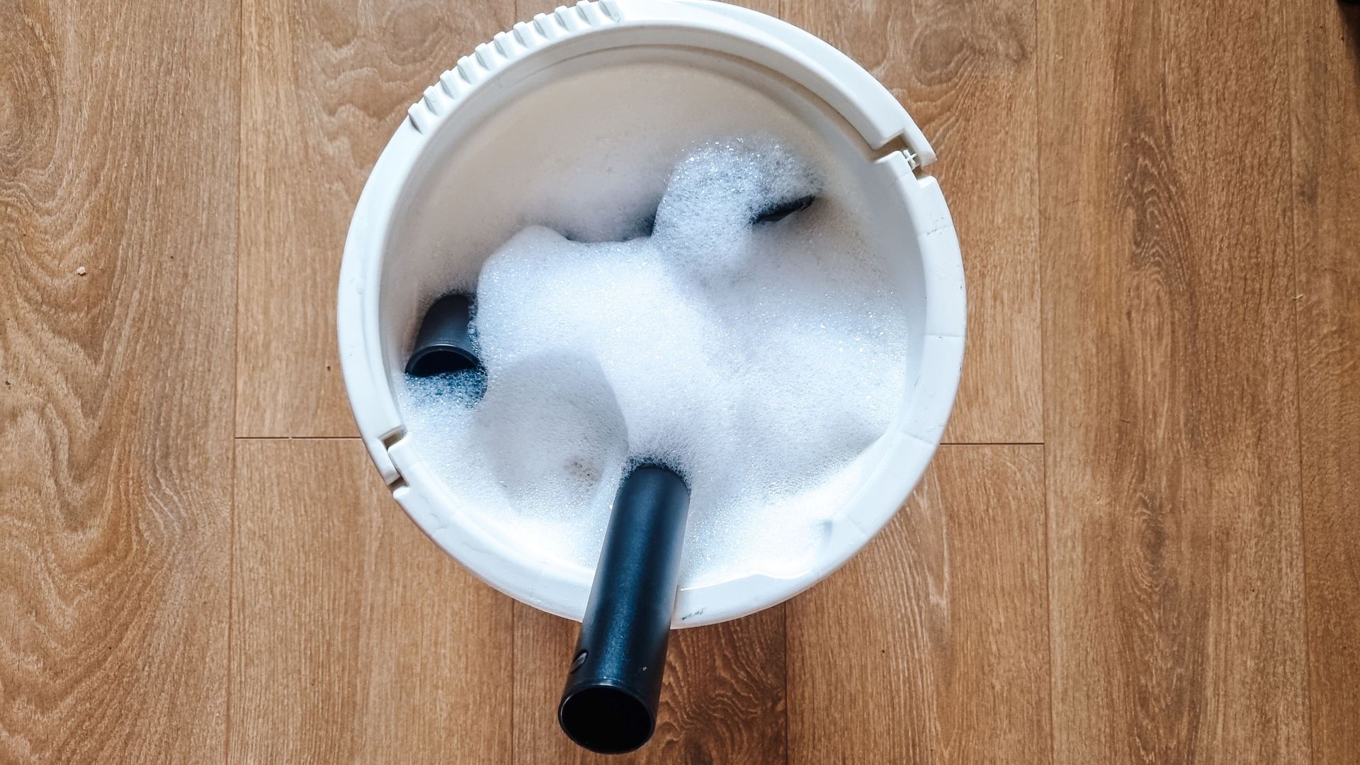 Rendam bagian-bagian tersebut dalam ember berisi air sabun