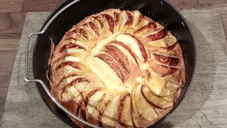 Part-cooked air fryer apple cake