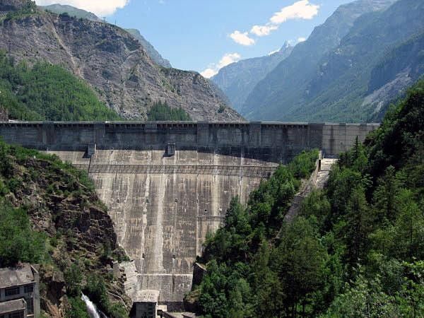 Riders cross the Barrage du Chambon.