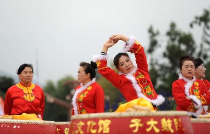 The Asian races always feature local performers in colourful costumes.