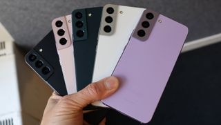 Samsung Galaxy S22 en color Bora Purple junto con otros colores