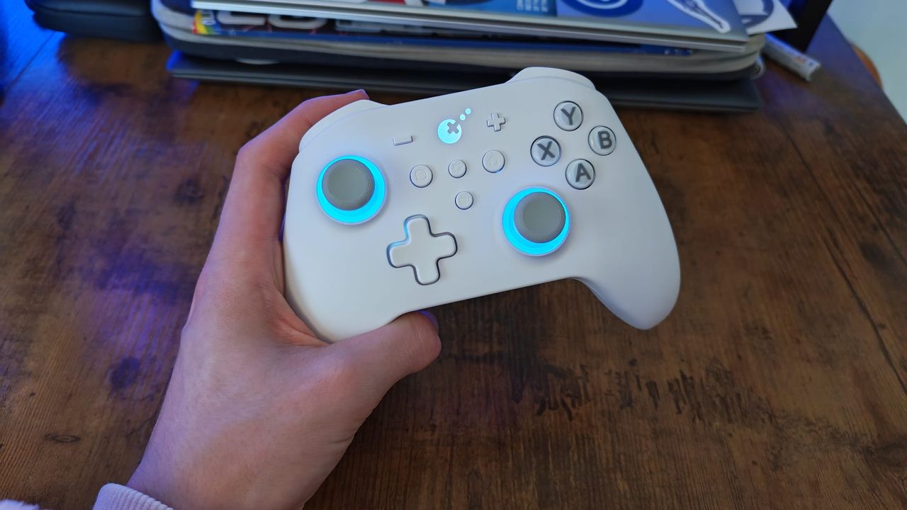 A reviewer holding the Gulikit KK3 Max