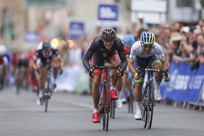 Caleb Ewan and Von-Hoff sprint for the line