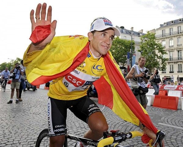 The Spaniard on his victory lap complete with Spanish flag.