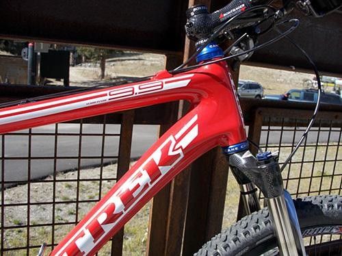 A side look at the integrated headset and the knuckle in the combined top tube/down tube.
