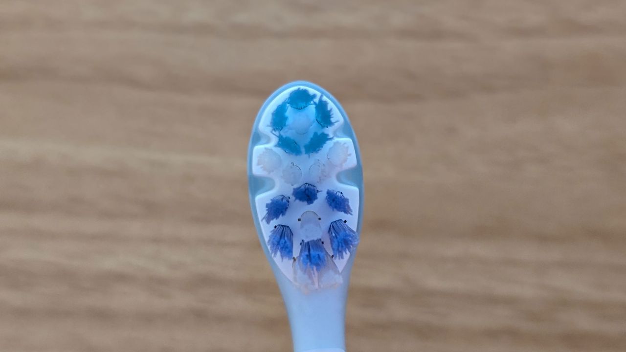 usmile Y10 PRO electric toothbrush, a close-up photo of the brush head