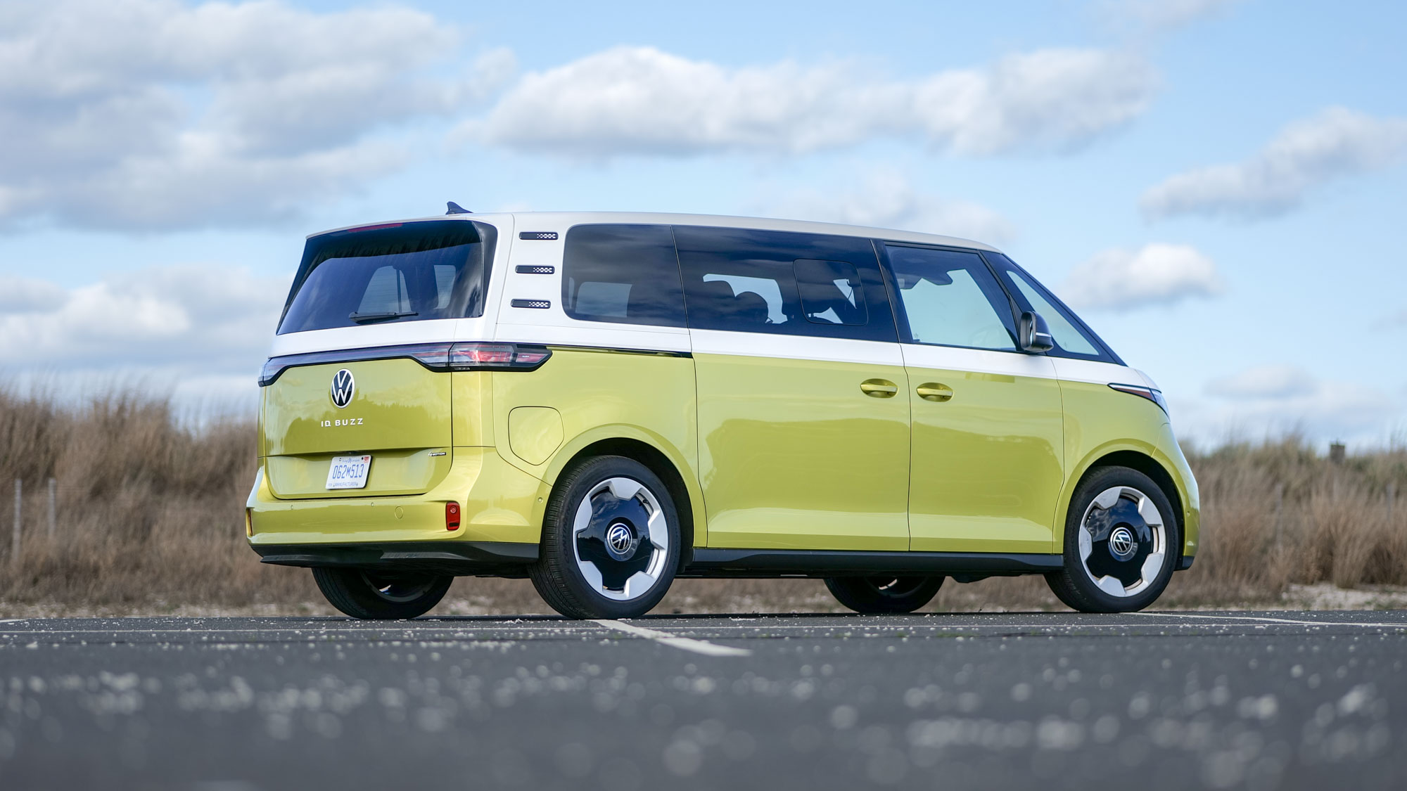 2025 Volkswagen ID. Buzz Pro S Plus 4MOTION test drive.