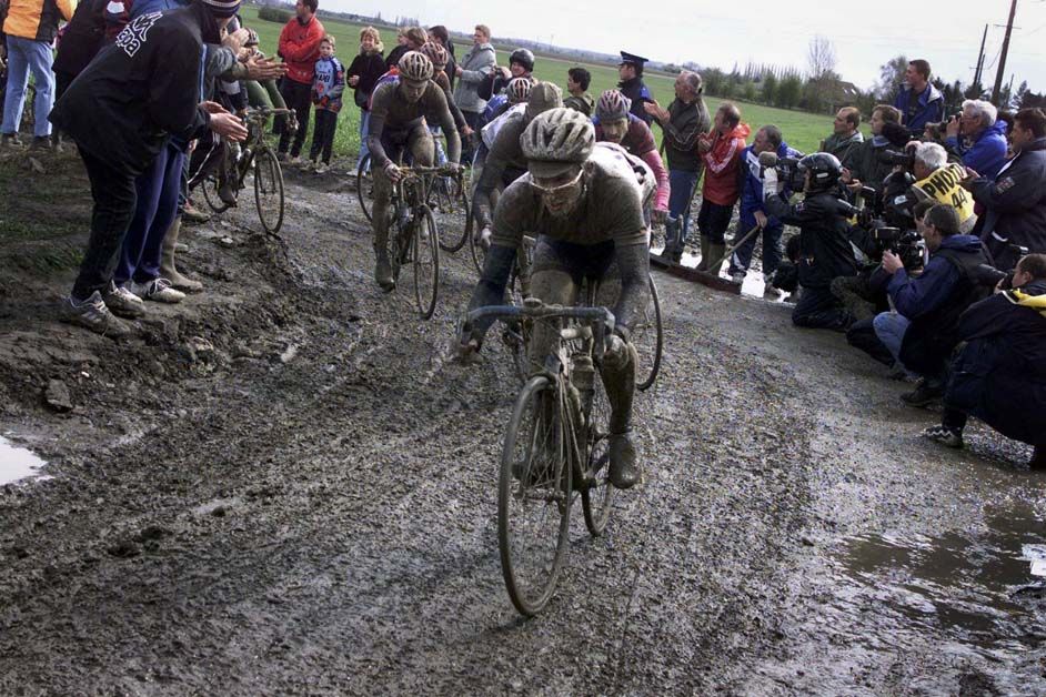 Servais Knaven en-route to victory at the very muddy 2001 Paris-Roubaix