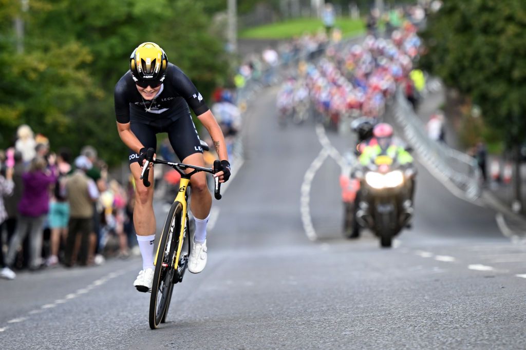 Kim Cadzow (New Zealand) attacks early in the race