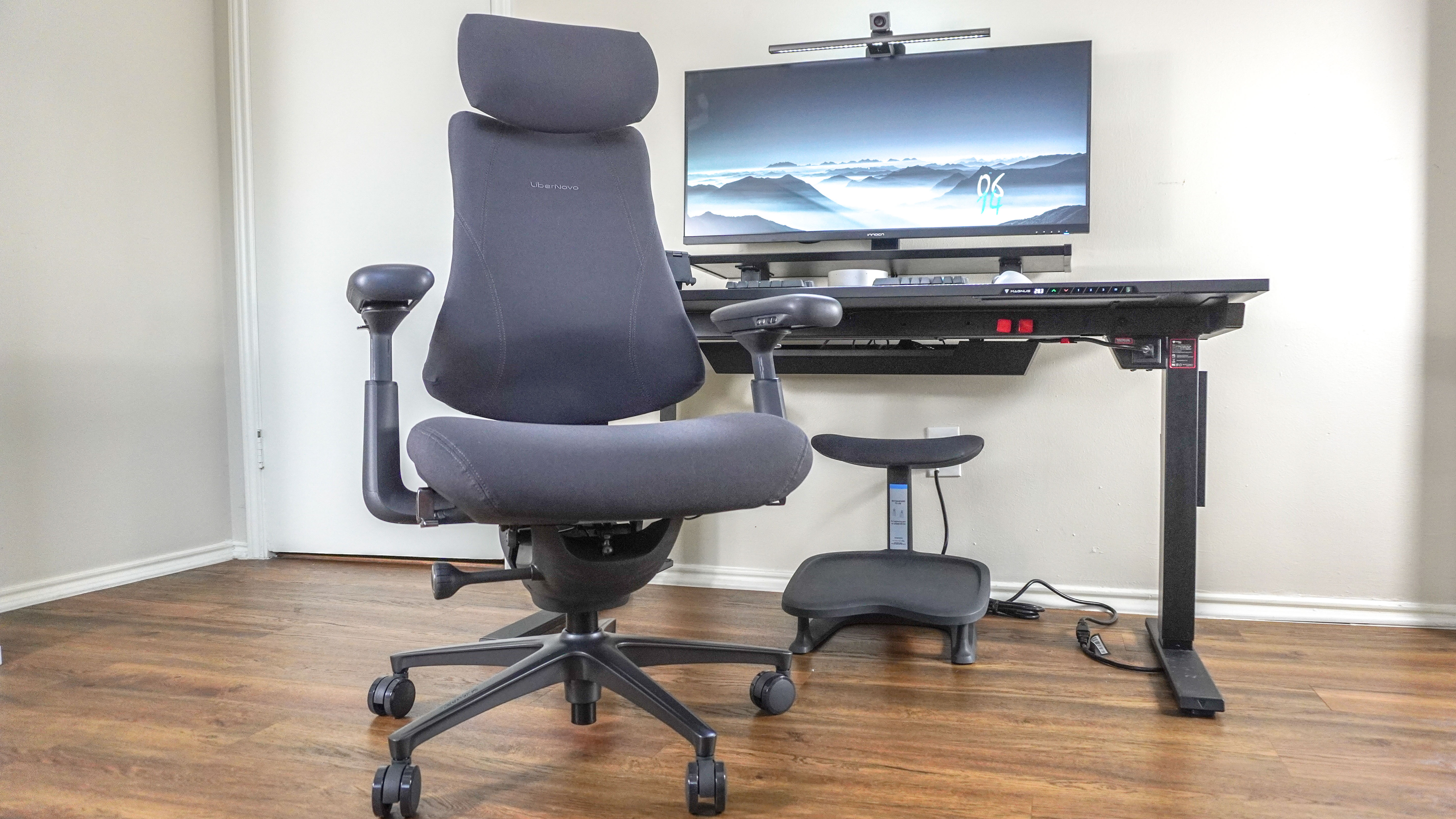 The LiberNovo Omni Pro in front of a desk