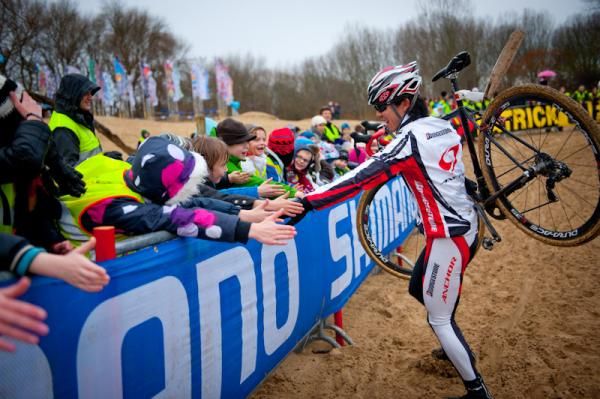 Tsujiura Keiichi (Team Bridgestone Anchor) with the crowds