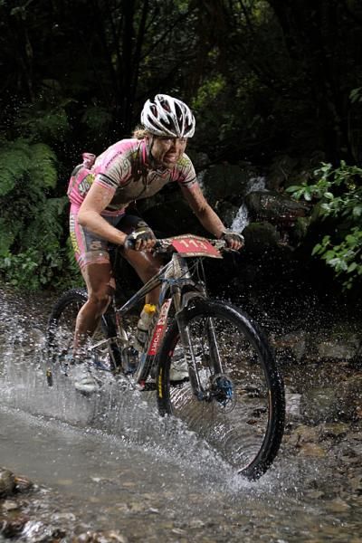 Elina Ussher winning elite women's race