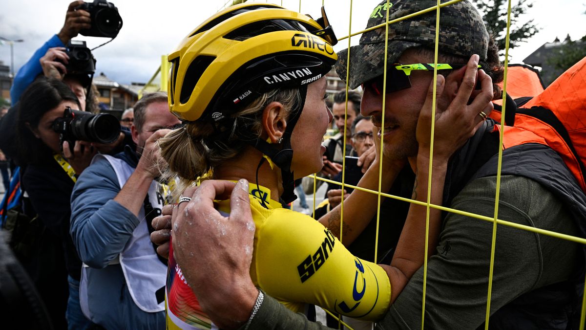 Canyon//SRAM Racing team&#039;s Polish rider Katarzyna Niewiadoma (L) embraces her husband Taylor Phinney she celebrates after crossing the finish line and winning the third edition of the Women&#039;s Tour de France cycling race, after the 8th and last stage of the Tour de France, a 149.9 km between Le Grand Bornand and the Alpe d&#039;Huez, in south-eastern France, on August 18, 2024. (Photo by JULIEN DE ROSA / AFP) (Photo by JULIEN DE ROSA/AFP via Getty Images)