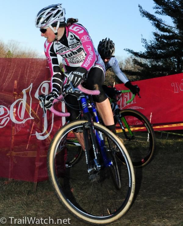 Natasha Elliot (Garnerau Club Chaussure) rounding a downhill 180 turn
