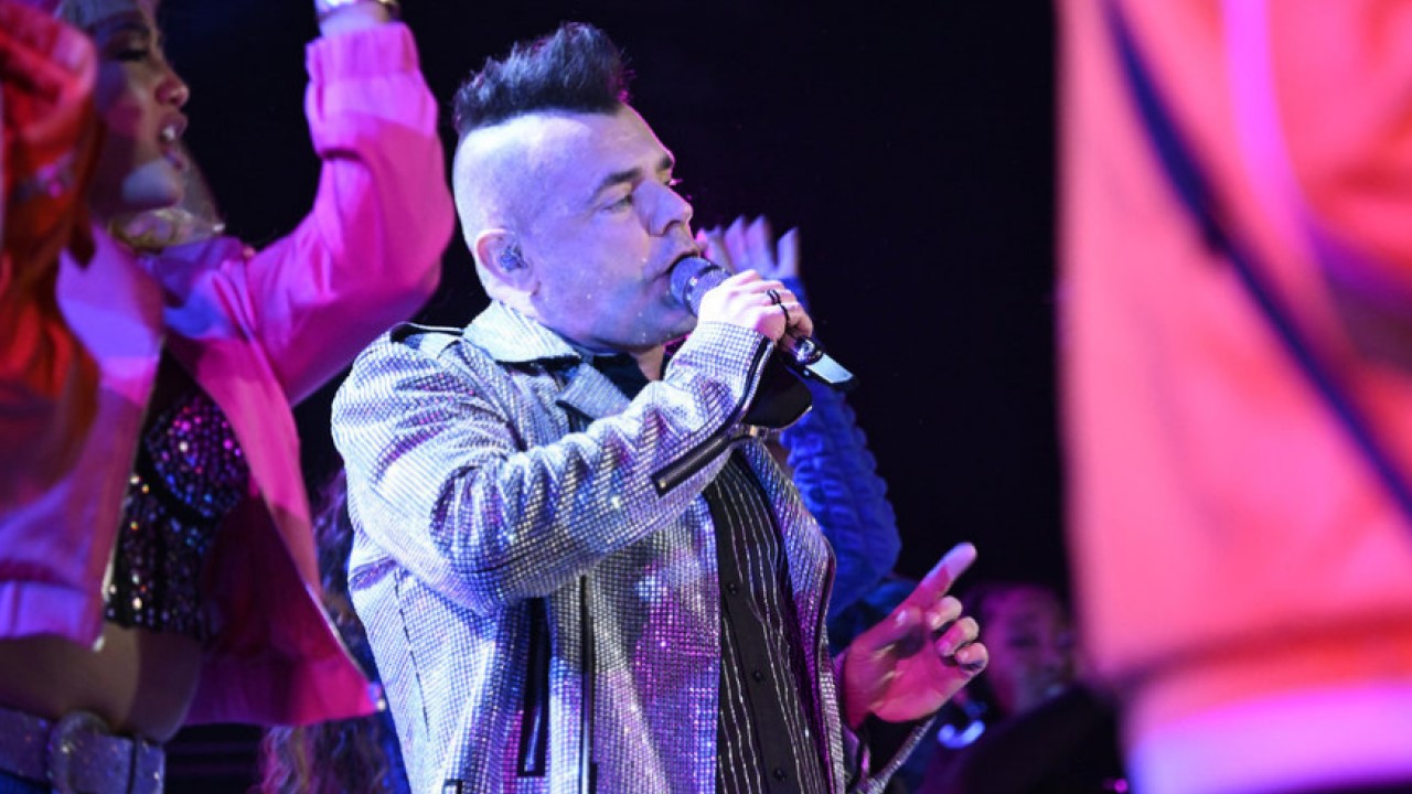 Bryan Olsesen performs on The Voice Season 25.