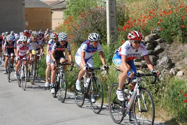 A breakaway attempt by Martina Ruzickova (S.C. Michela Fanini Record Rox) was marked by World Cup leader, Marianne Vos (Nederland Bloeit) and Claudia H