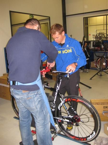 Riccardo Ricco dials in the fit of his new Ridley Helium.