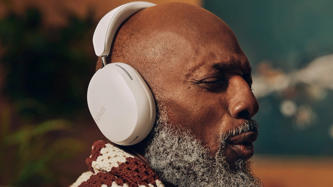 Someone listening to good music on Sonos Ace headphones.