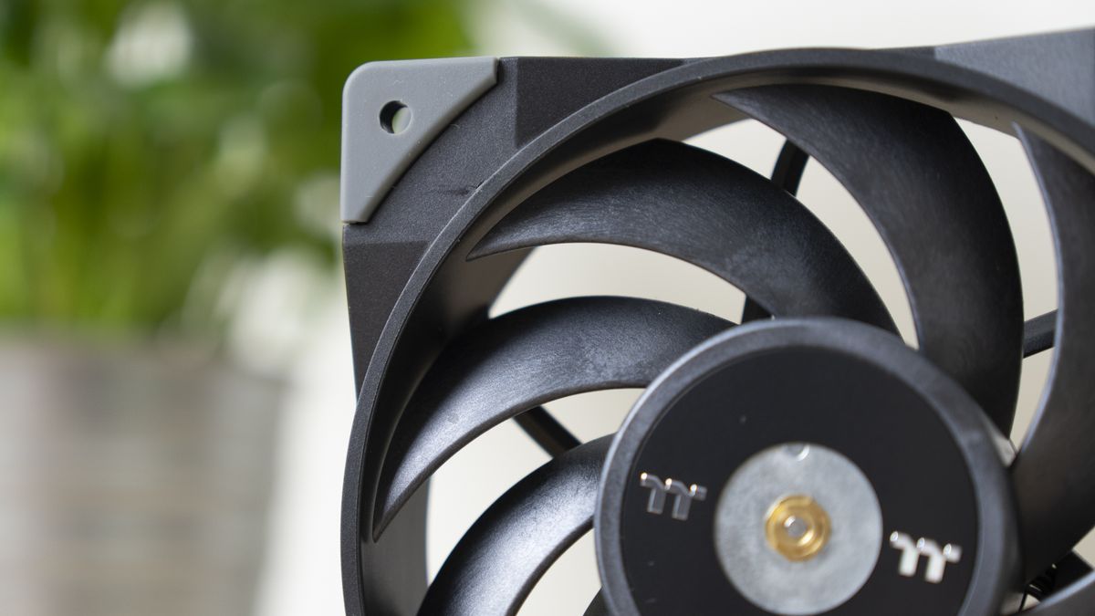 NF-A12x25 vs. Thermaltake Toughfan 12