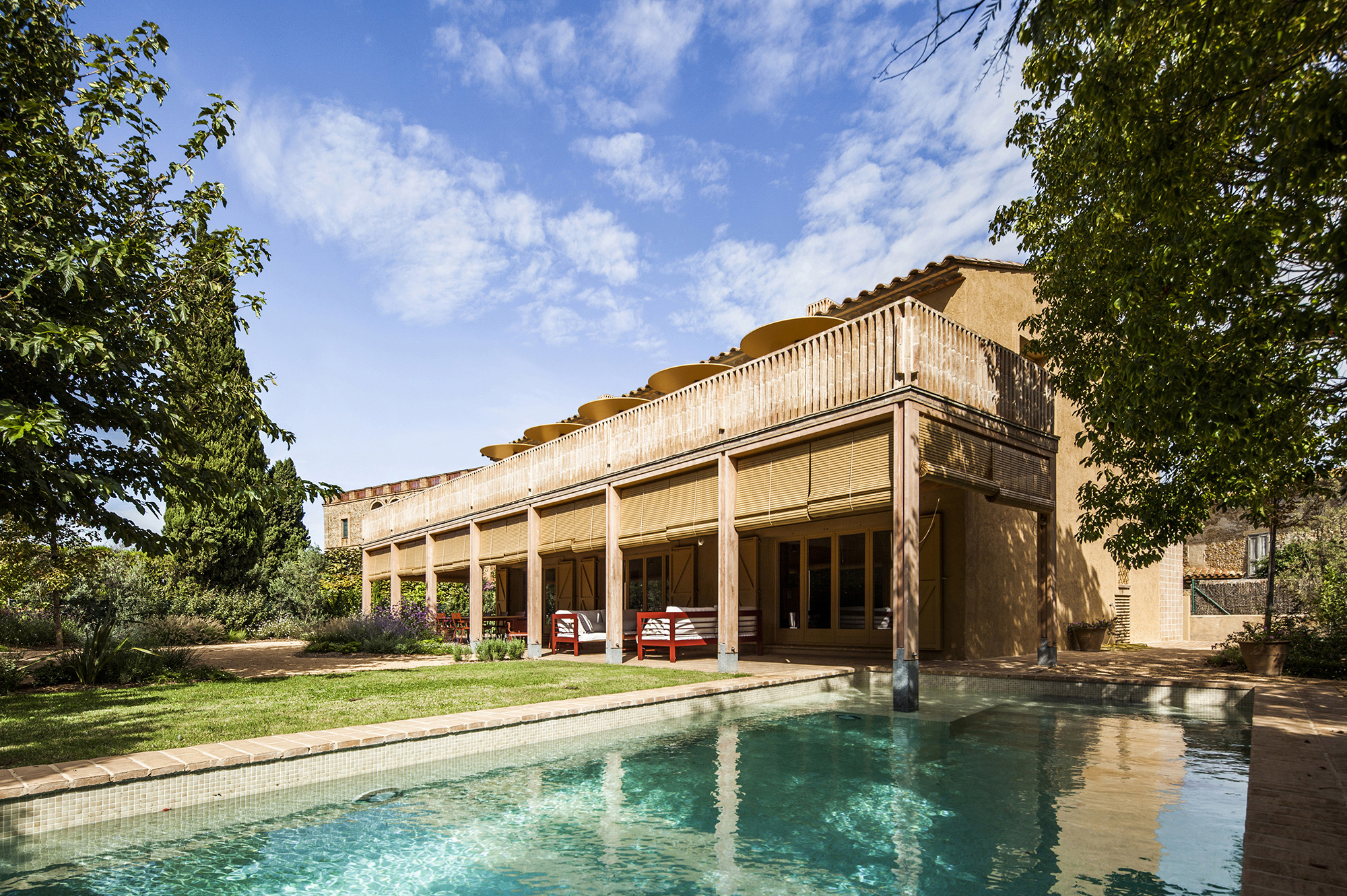 village House near Girona by Anna &amp; Eugeni Bach