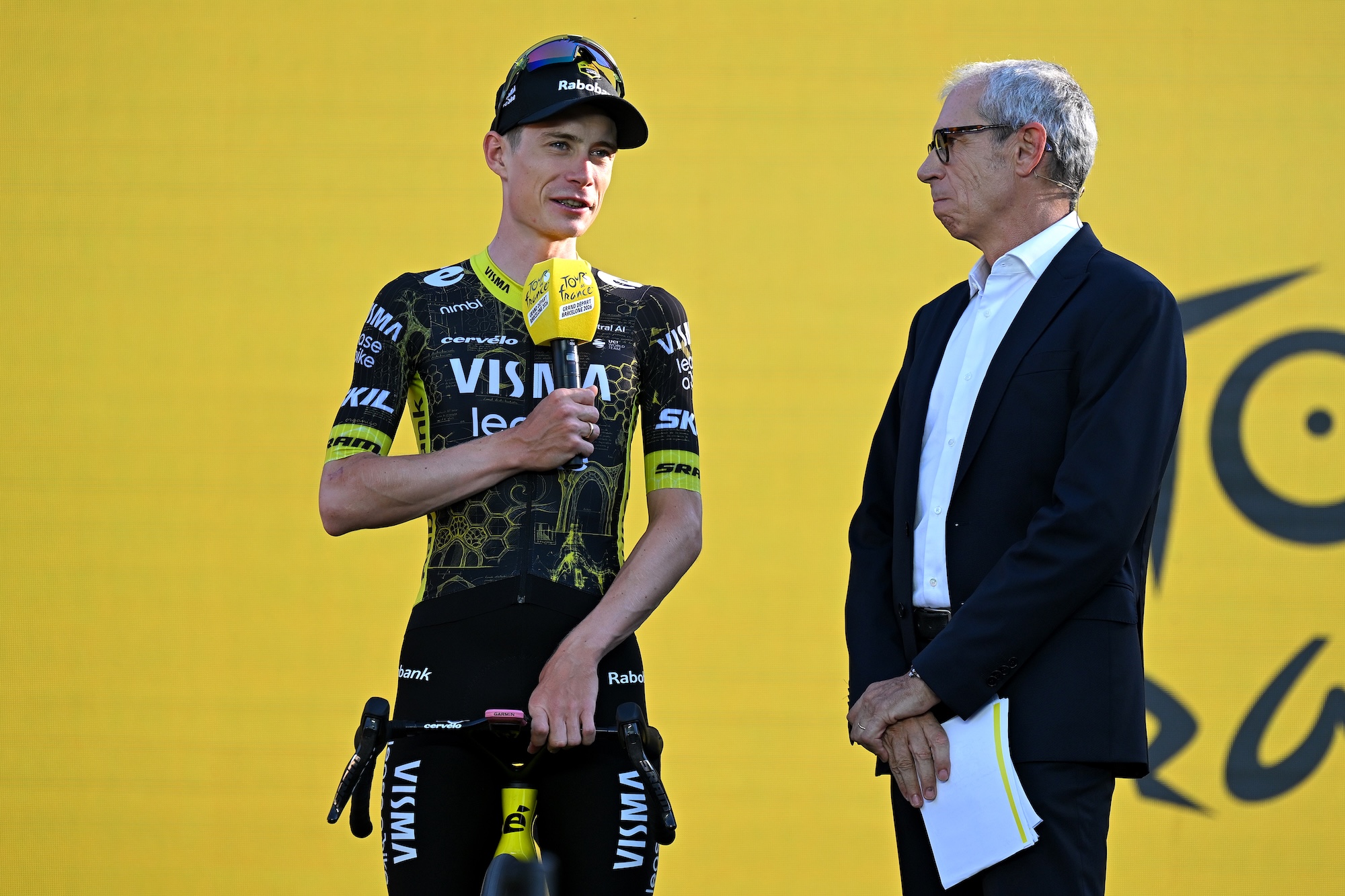Vingegaard falou em um microfone próximo ao apresentador em frente ao cenário amarelo do Tour.