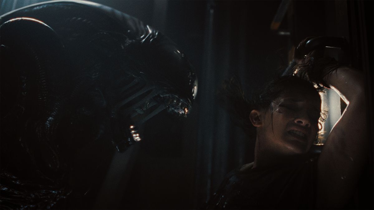 Xenomorph and Cailee Spaeny as Rain Carradine in 20th Century Studios&#039; ALIEN: ROMULUS. Photo courtesy of 20th Century Studios. © 2024 20th Century Studios. All Rights Reserved.