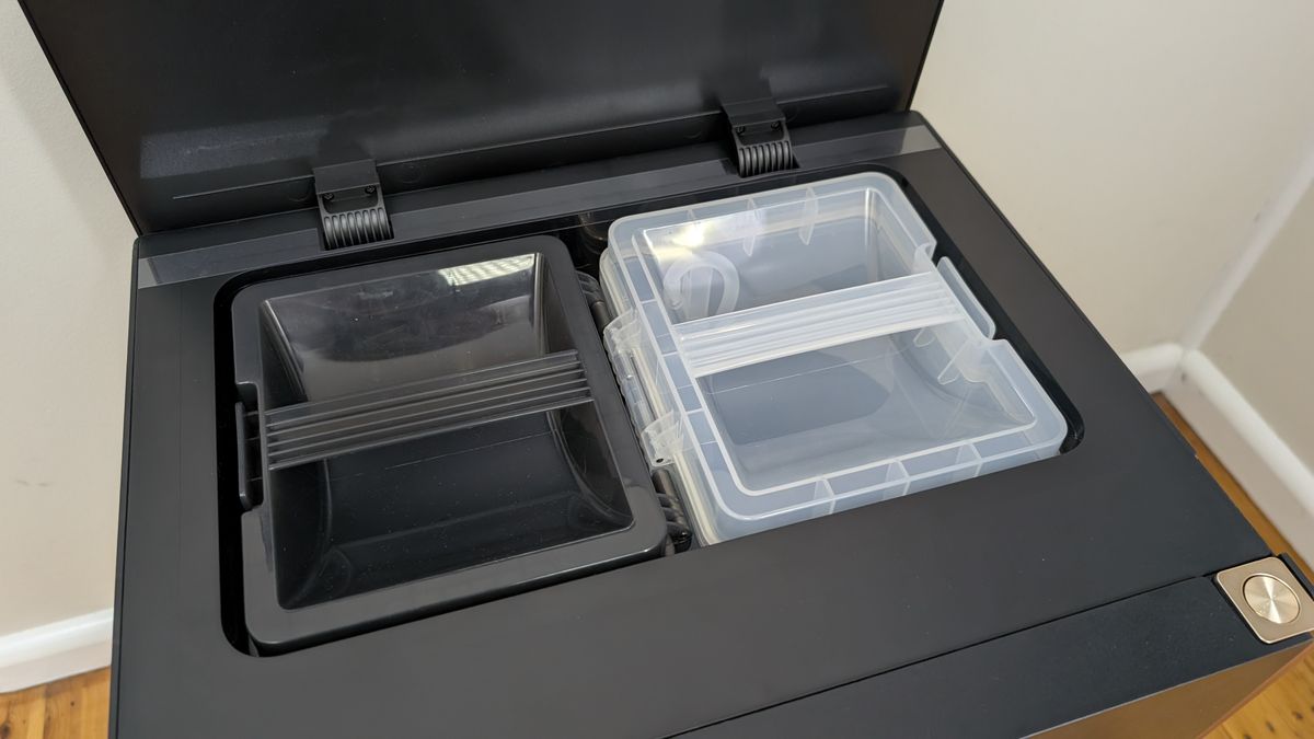 Dreame Matrix10 Ultra robovac clean and dirty water containers