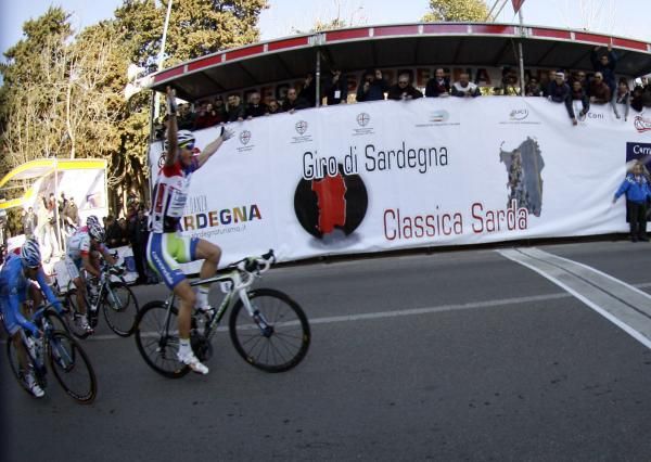 Sagan wins by a bike length