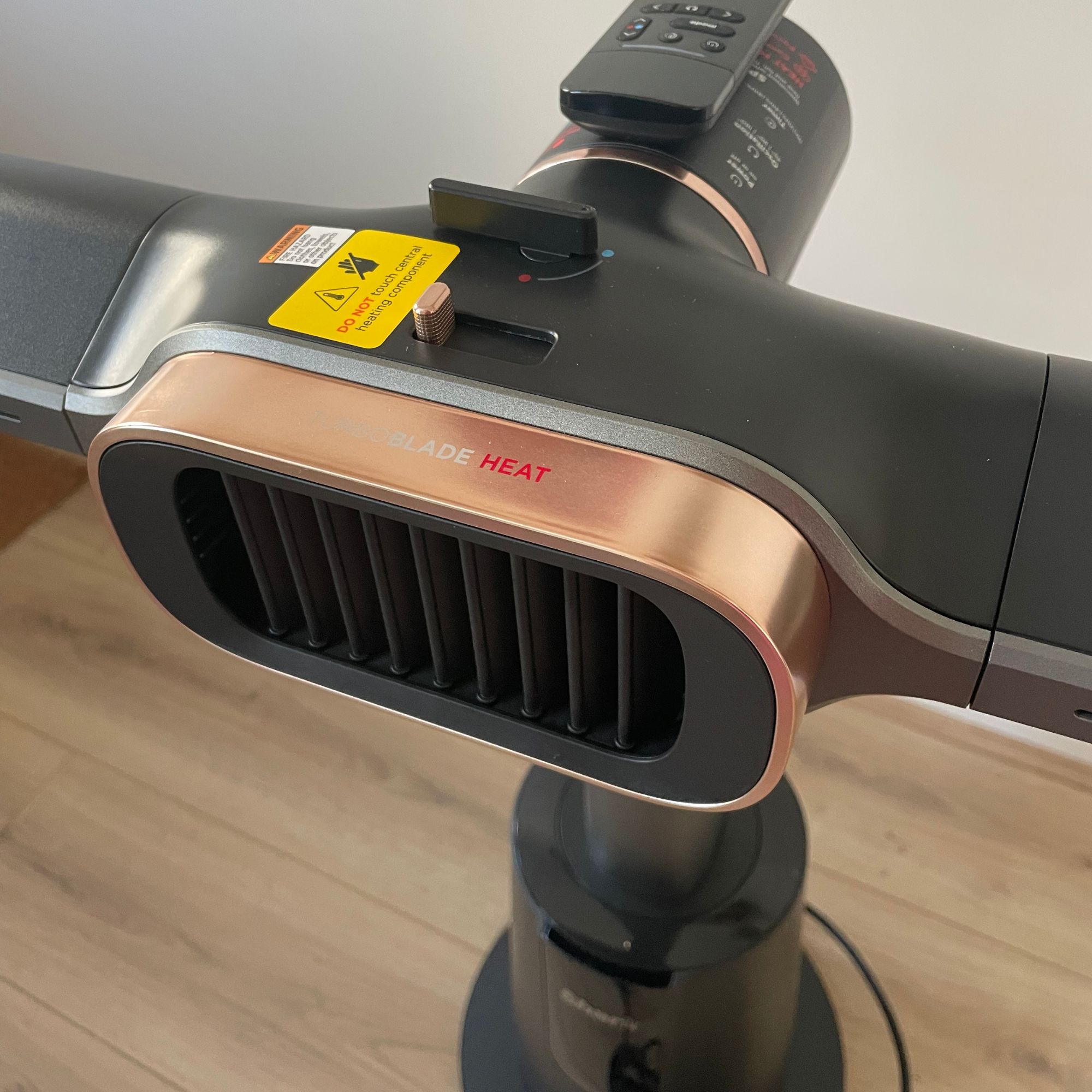 Close up of the heating element of the Shark TurboBlade Cool + Heat TH200UK