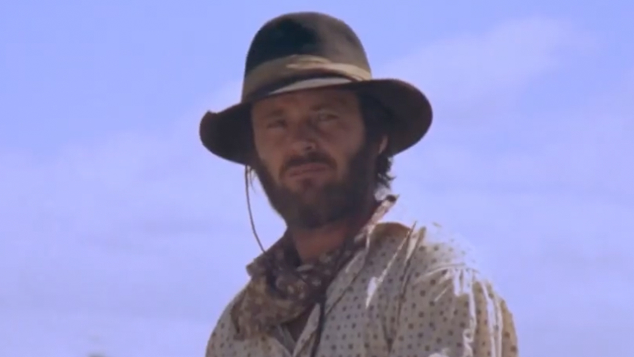 Jack Nicholson in a hat with nothing by sky behind him in The Missouri Breaks