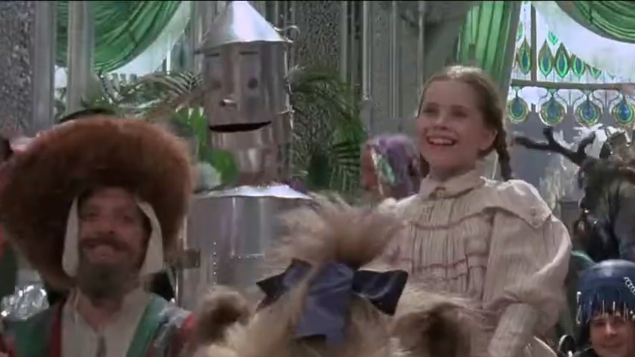 Fairuza Balk next to the Tin Man in Return to Oz