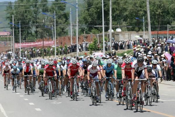 The peleton descends.