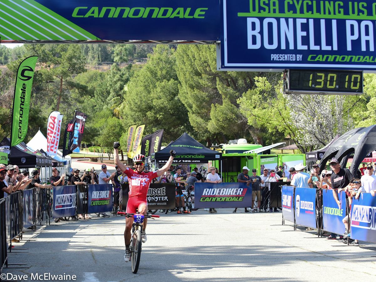 Nino Schurter (Scott) celebrates his win in front of the Bonelli Park crowd