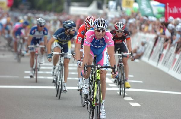 Alessandro Petacchi (Lampre-Farnese Vini) wins the sprint at the end of stage four of the Tour de Suisse