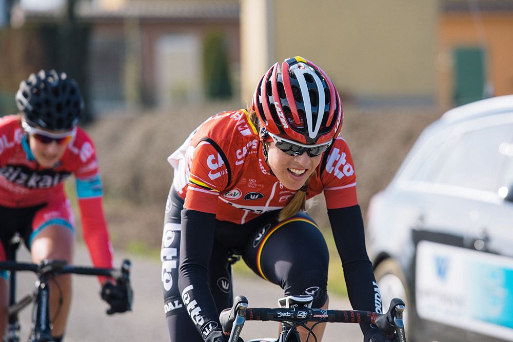 Isabelle Beckers chases back to the peloton after early issues - 2016 Omloop van het Hageland - Tielt-Winge