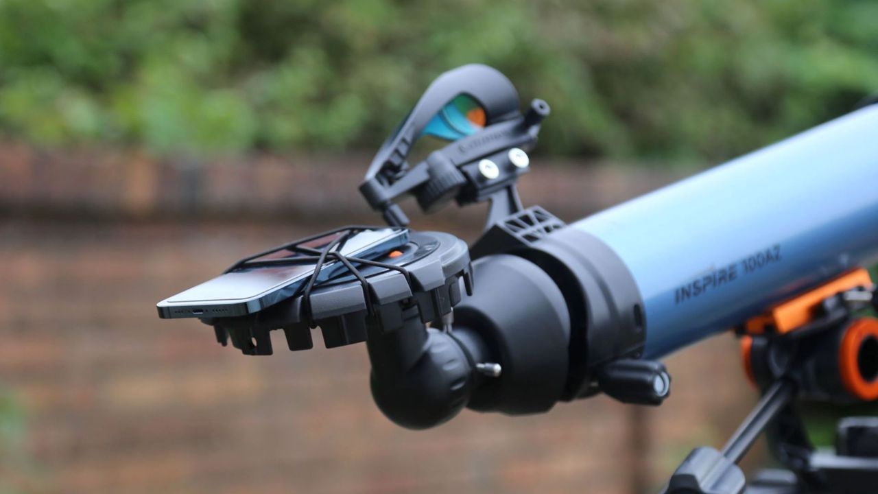 Showing the smartphone holder in action