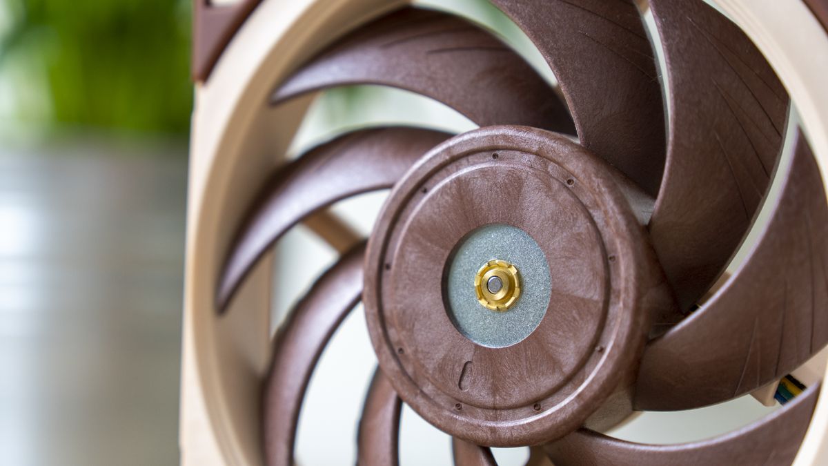 NF-A12x25 vs. Thermaltake Toughfan 12