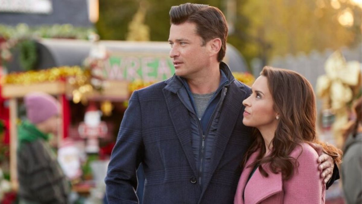 Lacey Chabert’s Haul Out The Holly: Lit Up Doesn’t Feel Like A Hallmark ...