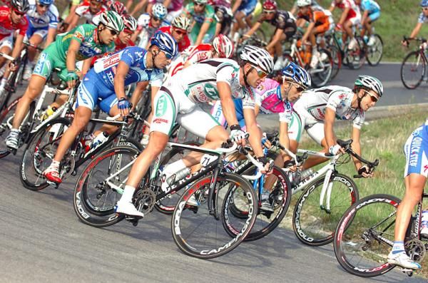 Alessandro Petacchi (LPR Brakes) negotiates a corner.