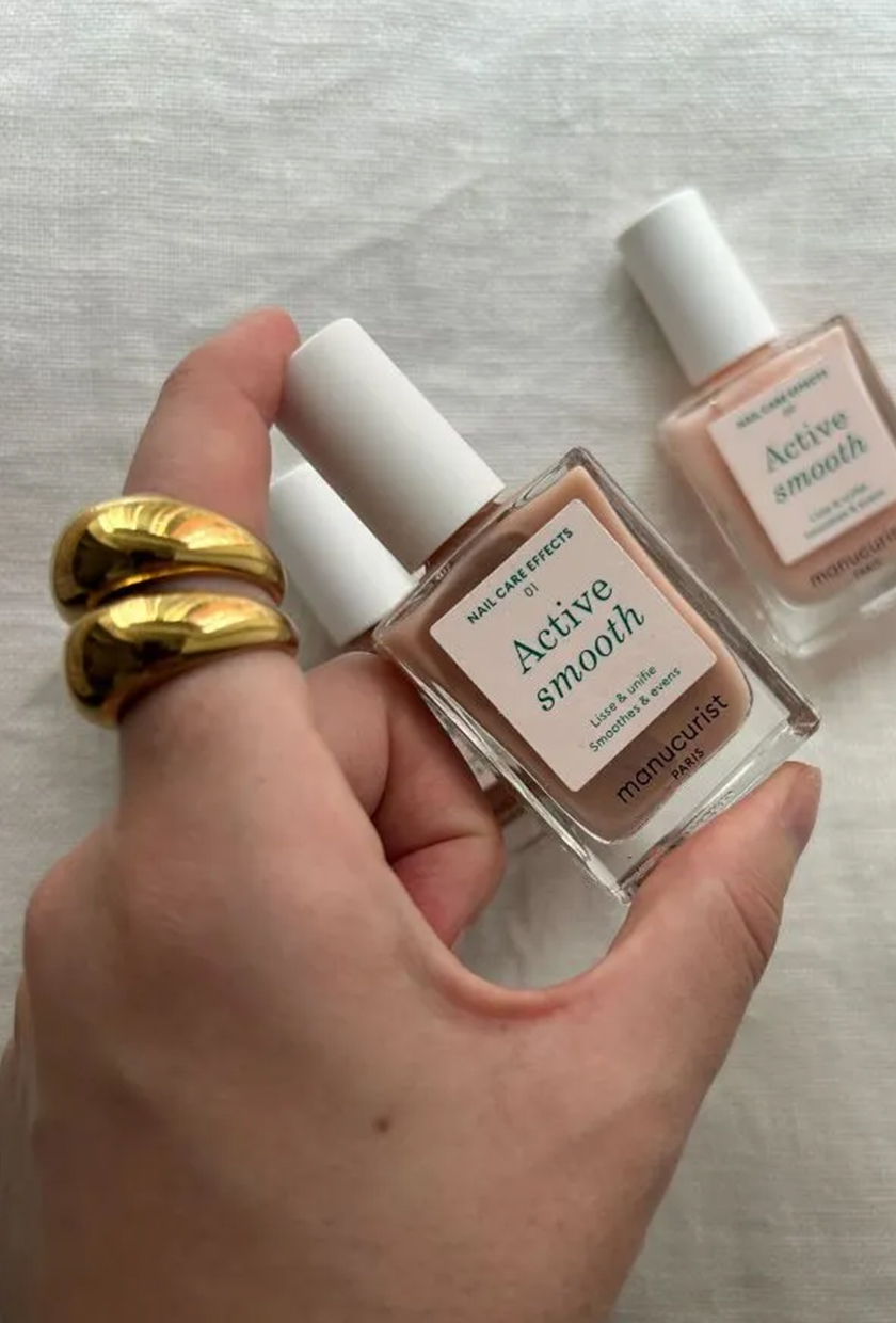 Grace Lindsay testing the Manucurist Active Smooth nail polishes