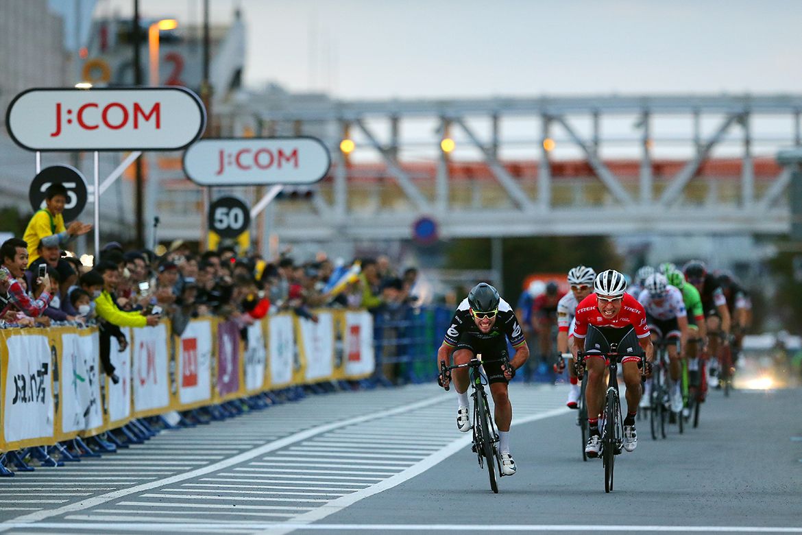 Mark Cavendish duels with Fumiyuku Beppu in Saitama.
