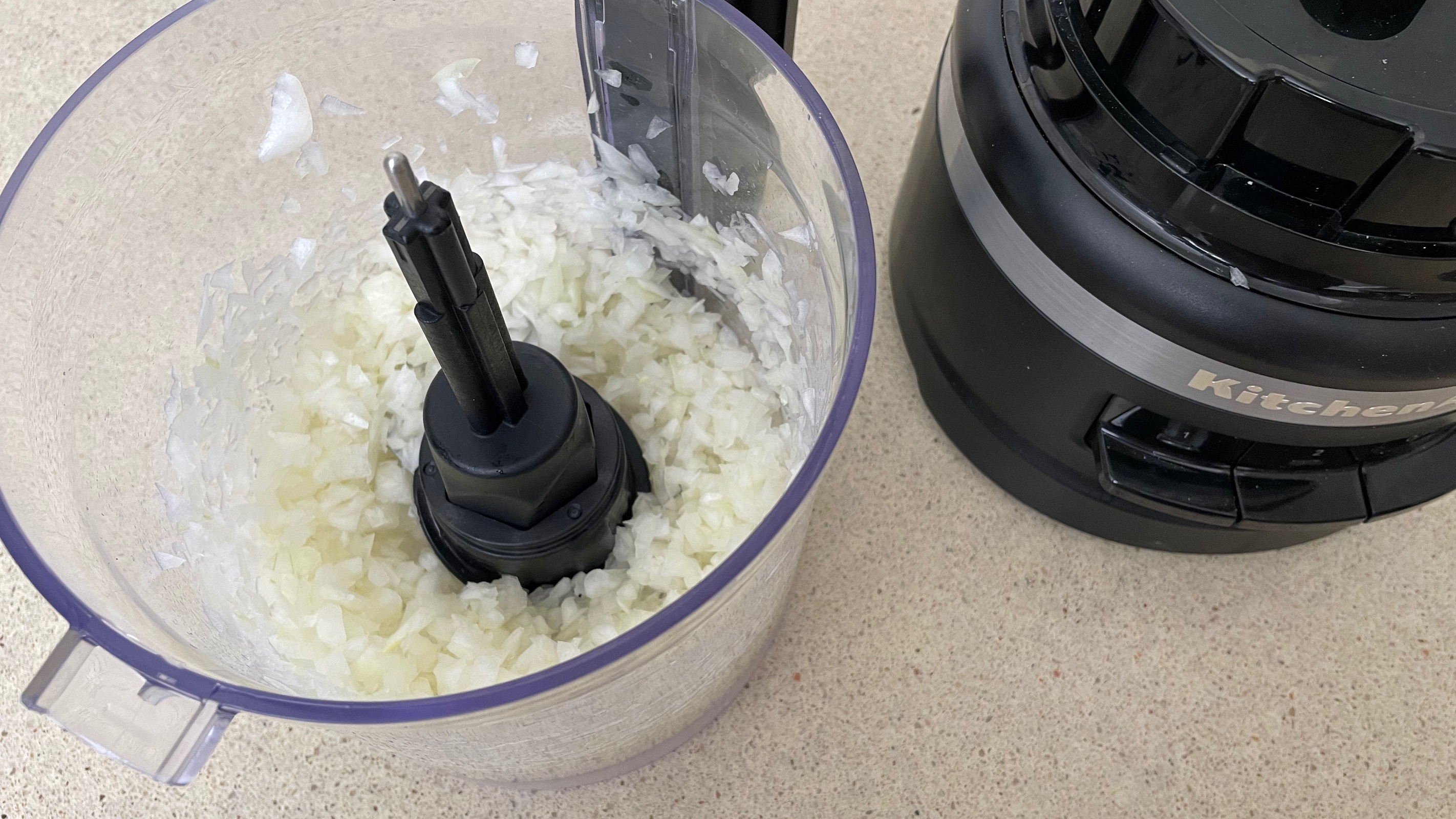 processador de alimentos kitchenaid cortando cebola