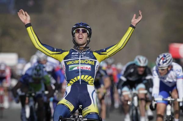Thomas De Gendt (Vacansoleil-DCM) wins in Houdan.