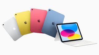 Flera stycken Apple iPads från 2022 visas upp i olika färger mot en vit bakgrund.