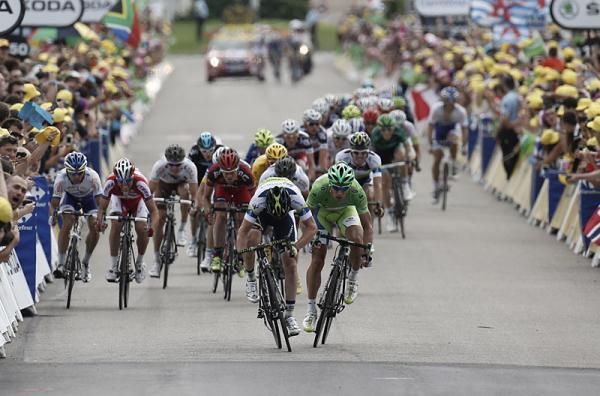 Matthew Goss (Orica - GreenEdge) sprints Peter Sagan (Liquigas - Cannondale)