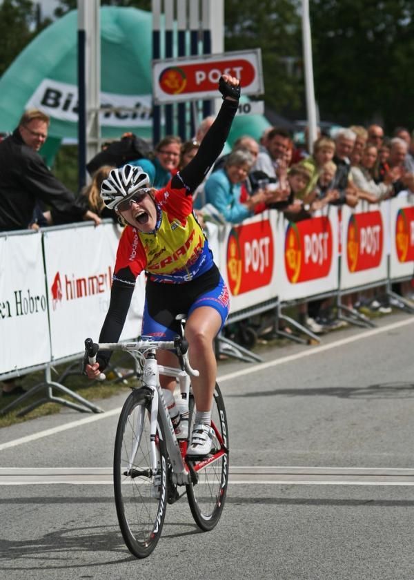 Trine Lorentzen (Odder CK) celebrates her teammate's victory