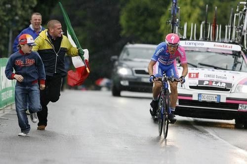Damiano Cunego (Lampre-Fondital) gets support.