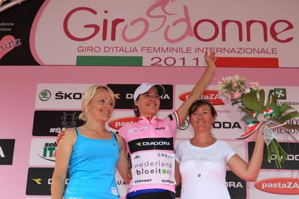 Race Director Sara Brambilla and Diadora Safi Pasta Directeur Sportif Diana Ziluite, on the podium with Marianne Vos.